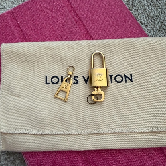 Louis Vuitton Accessories - Louis Vuitton Gold Key Holder Set